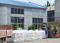 安 全运输，方便客户——我司吨桶+吨袋新型包装顺利发往朝鲜